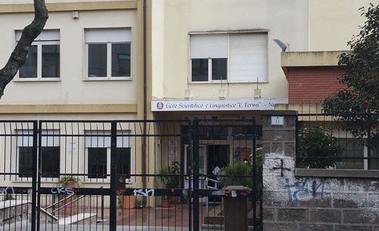 L'ingresso dell'Istituto del Liceo Fermi (©Foto Cronache Nuoresi)