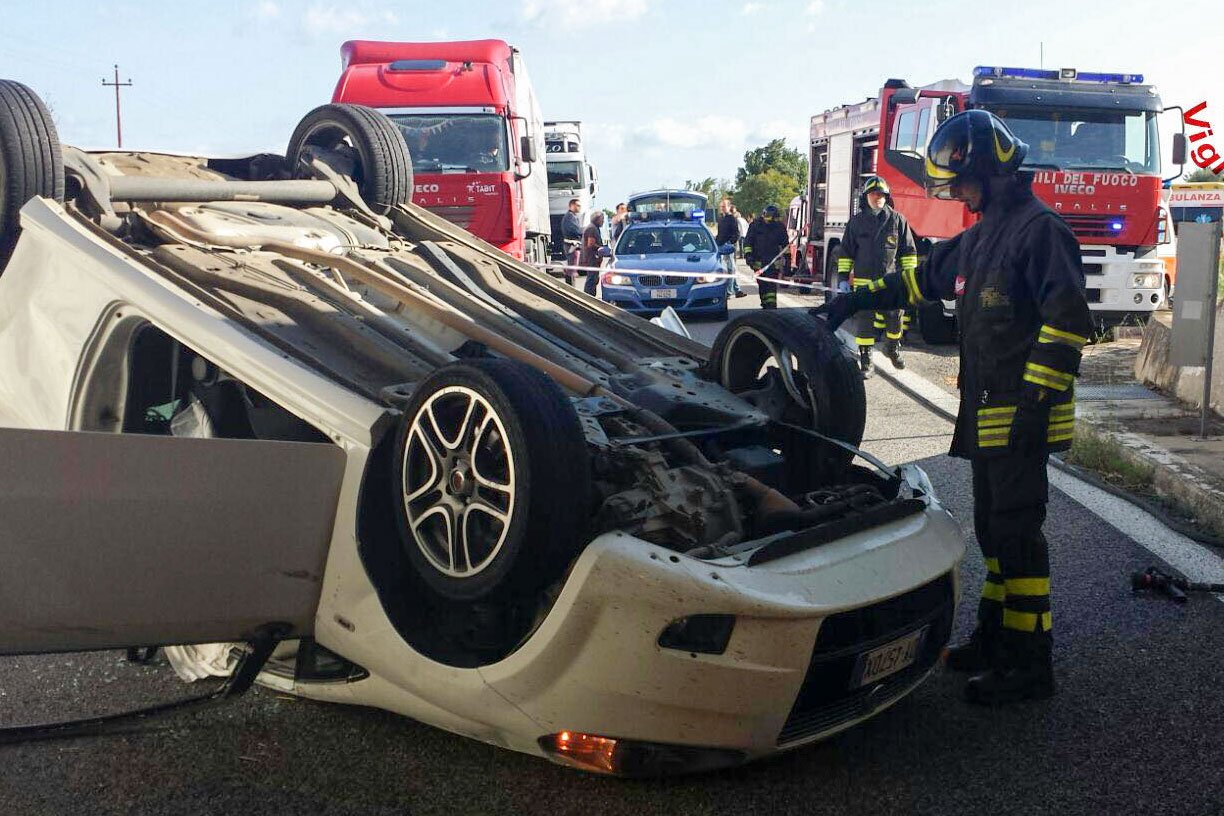 Investe un cane sulla 131 DCN e esce di strada ribaltandosi: ferito in modo lieve il conducente