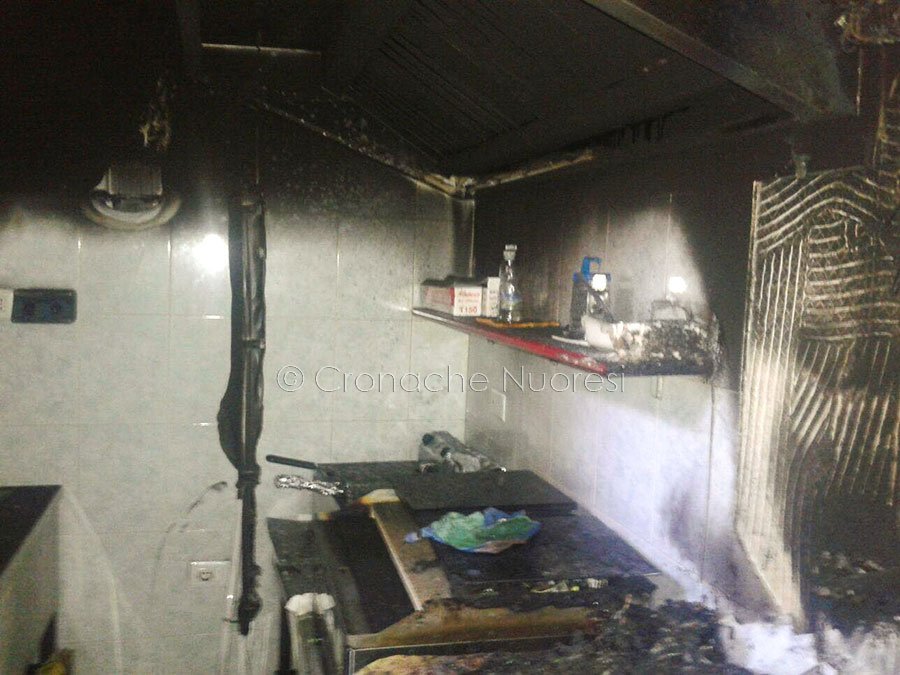 Nuoro. Un cortocircuito e va a fuoco una pizzeria