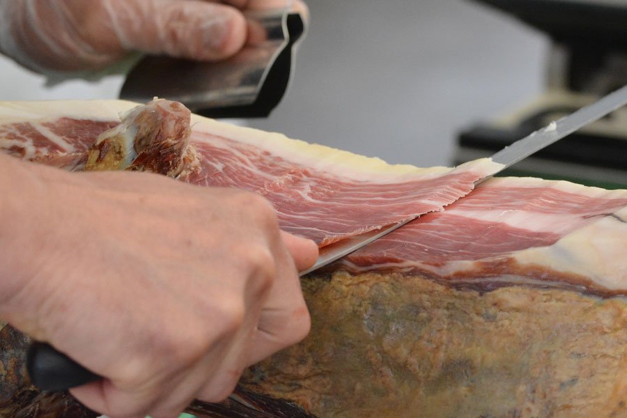 Orosei: un negozio cerca un salumiere