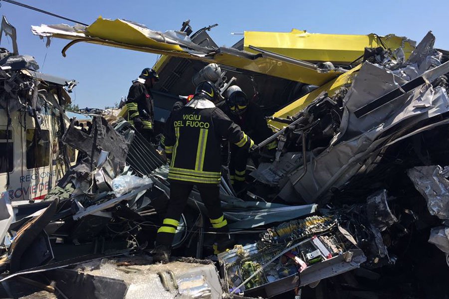 Tragico scontro tra treni in Puglia: almeno venti morti e decine di feriti