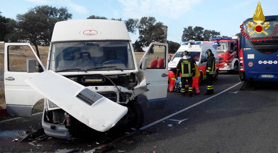 Opel Corsa tampona un pullman di linea e si schianta frontalmente contro un furgone