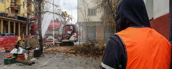 Il gettito d'acqua che fuoriesce dalla condotta in via Martiri della Libertà (foto S.Novellu)