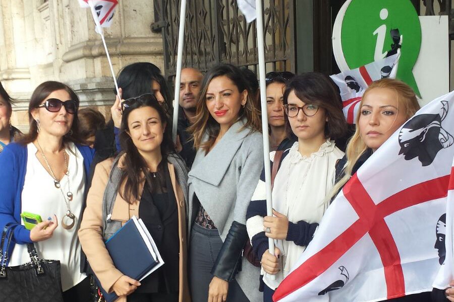 Associazione “Meglio in due”: Sindaci in sit-in davanti alla casa di Grazia Deledda per la doppia preferenza di genere nella legge elettorale