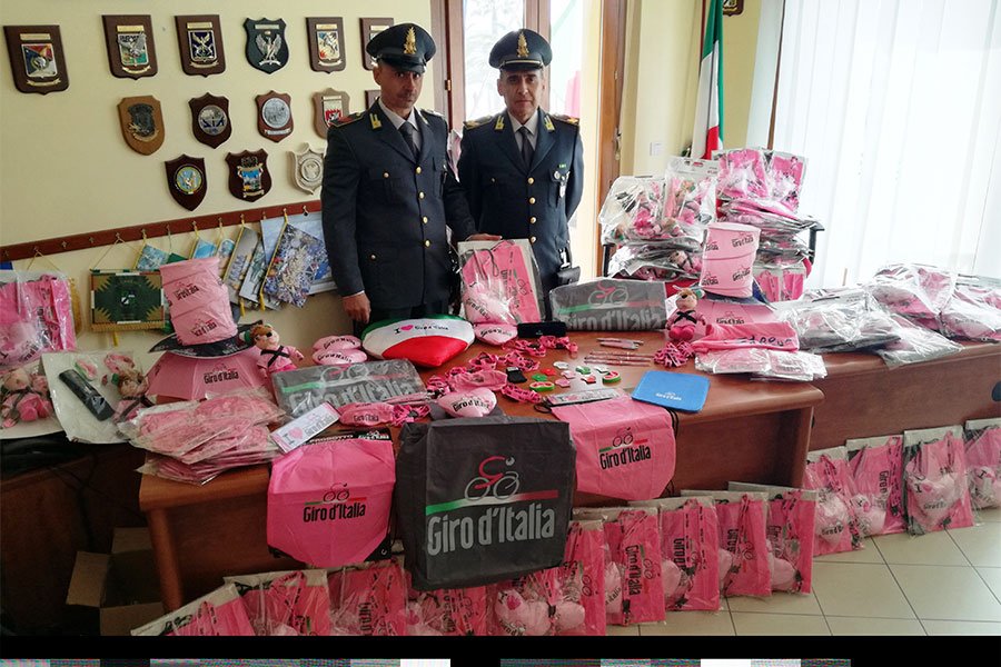 Giro d’Italia. Blitz della Guardia di Finanza: sequestrati oltre 35mila gadget