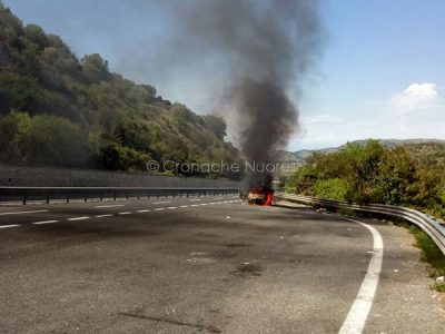 La Ford Focus a fuoco sulla 131