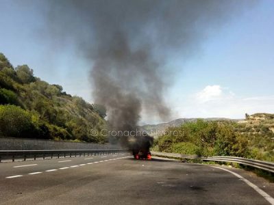 La Ford Focus a fuoco sulla 131