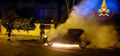 Nuoro, la Peugeot del Vigile urbano data alle fiamme