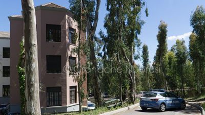 Nuoro, forze dell'ordine sul luogo della tragedia all'ospedale Zonchello (foto Cronache Nuoresi)Nuoro, l'area della tragedia all'ospedale Zonchello (foto Cronache Nuoresi)