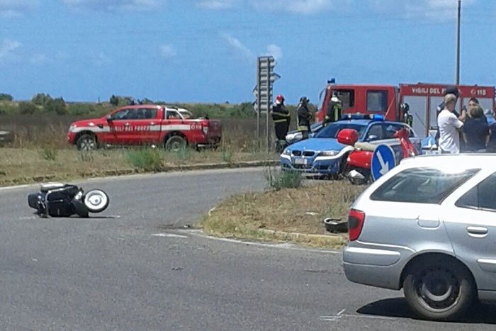 Frontale tra un’auto e uno scooter: grave una ragazza