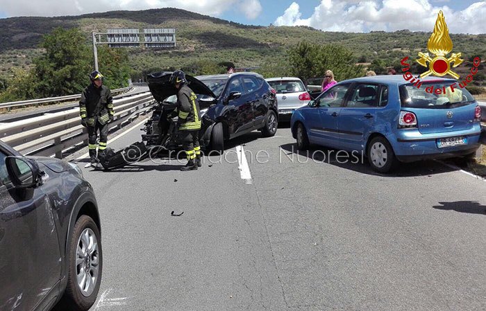 Tamponamento durante un sorpasso coinvolge auto in sosta per avaria: Tutto sotto gli occhi dei Carabinieri