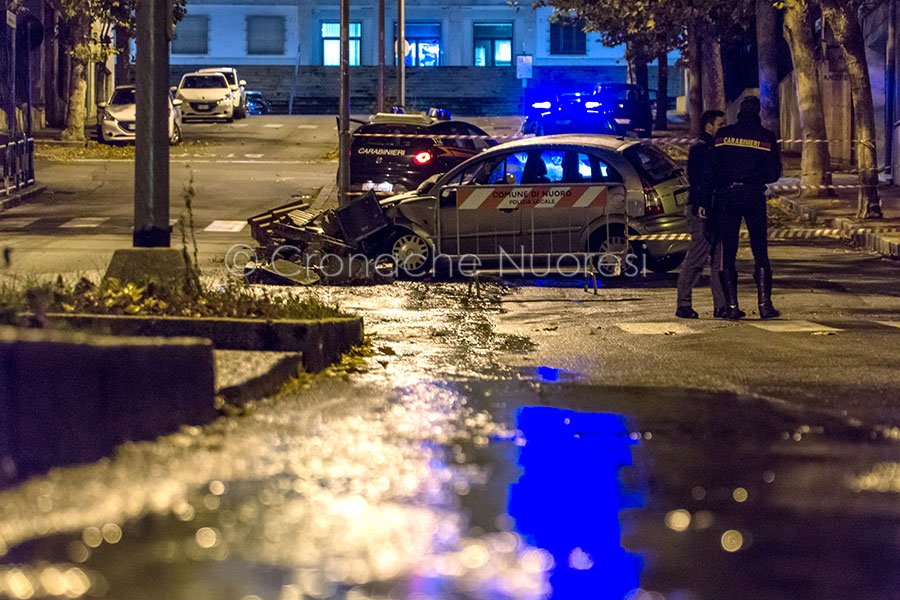 Nuoro. Perde il controllo dell’auto e si schianta contro la colonnina dell’acqua in via Manzoni