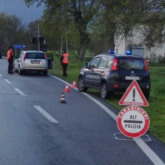 Jeep Cherokee perde il controllo e si ribalta in cunetta: due feriti al San Francesco