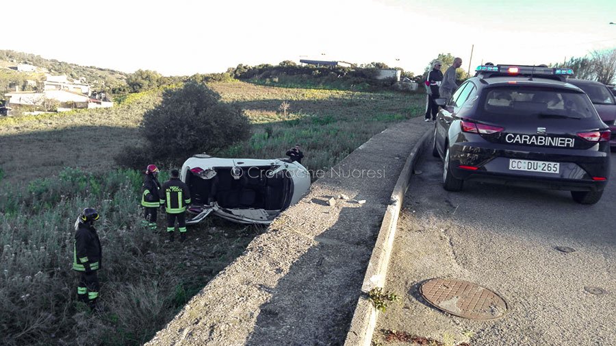 Perde il controllo dell’auto e vola in un dirupo: ferita gravemente una donna