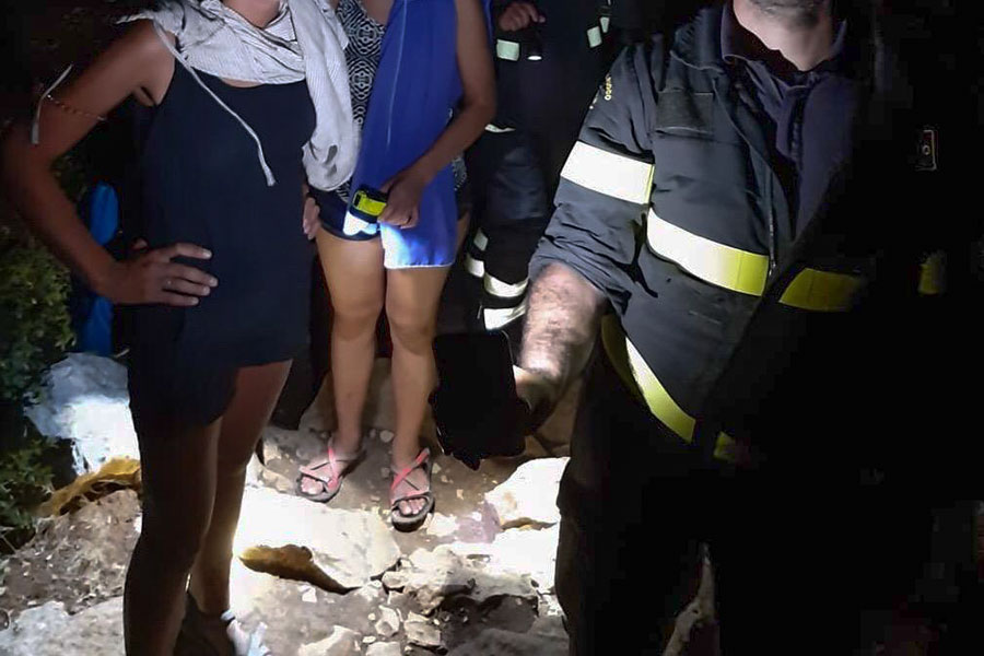 Due giovani turiste si perdono sul sentiero per Cala Luna: recuperate due ore dopo dai Vigili del fuoco