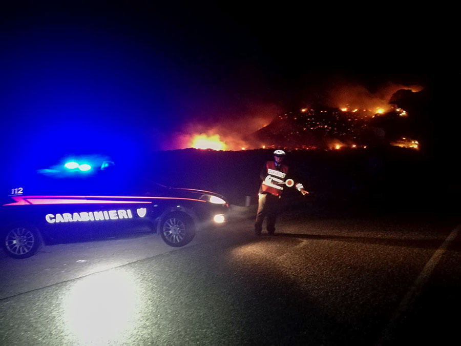 250 ettari in cenere sulla Bosa-Alghero: difficile arginare le fiamme alimentate dallo scirocco