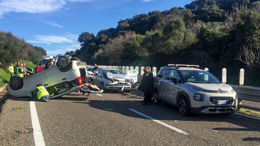 Tamponamento a catena sulla 131: auto ribaltata e rallentamenti