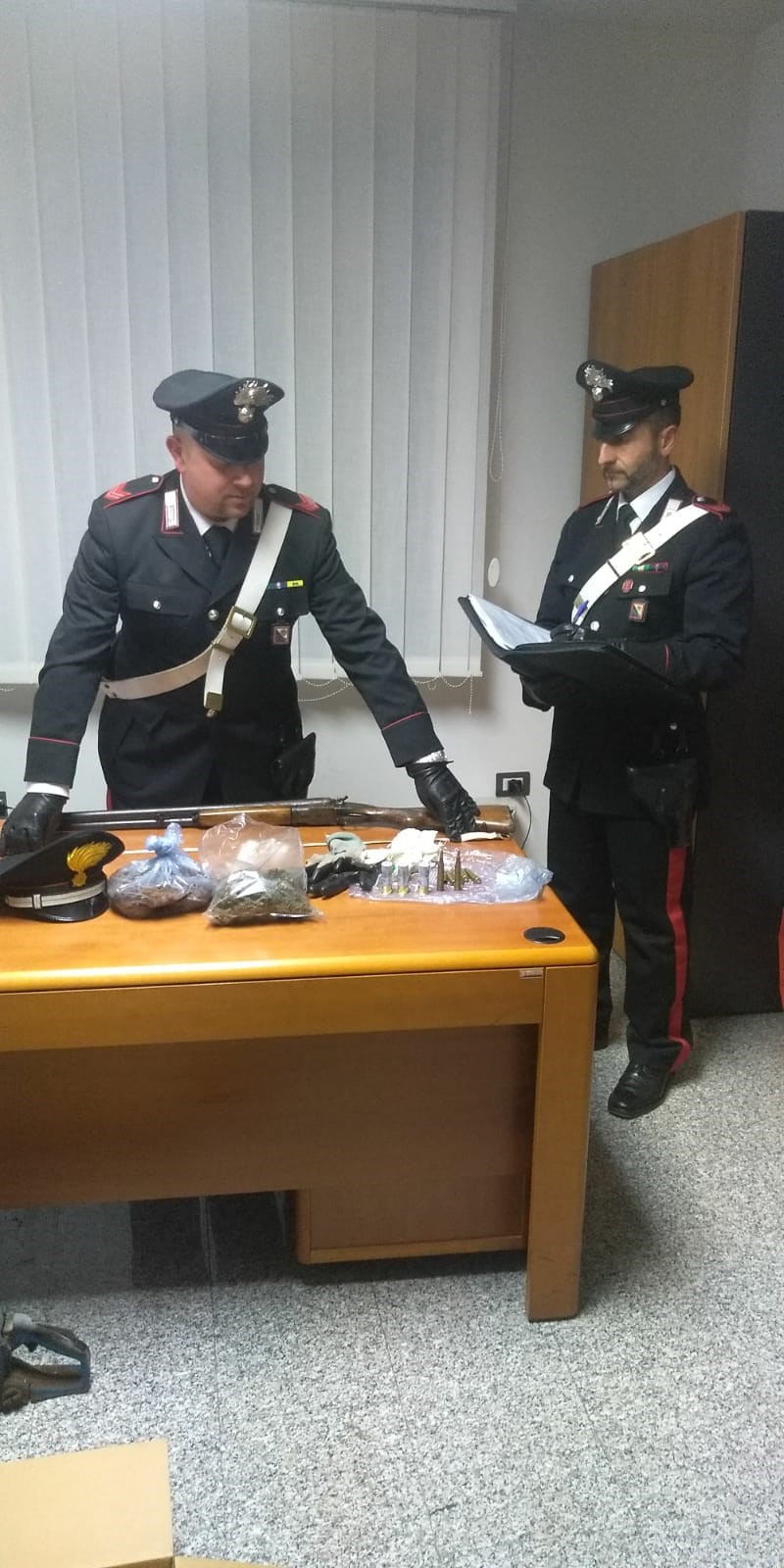 All’alt dei Carabinieri tentano di nascondere un’arma tra la vegetazione: arrestati