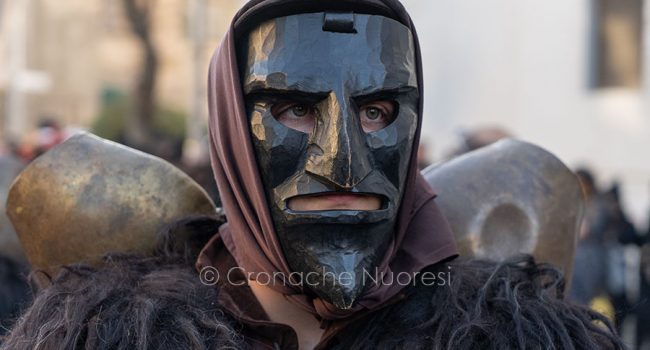 Nuoro, Carnevale delle maschere barbaricine: Mamuthone di Mamoiada (© foto S.Novellu)