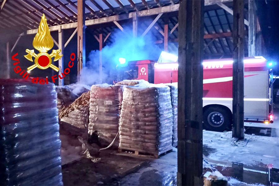 Paura nella notte per un incendio in un deposito di pellet