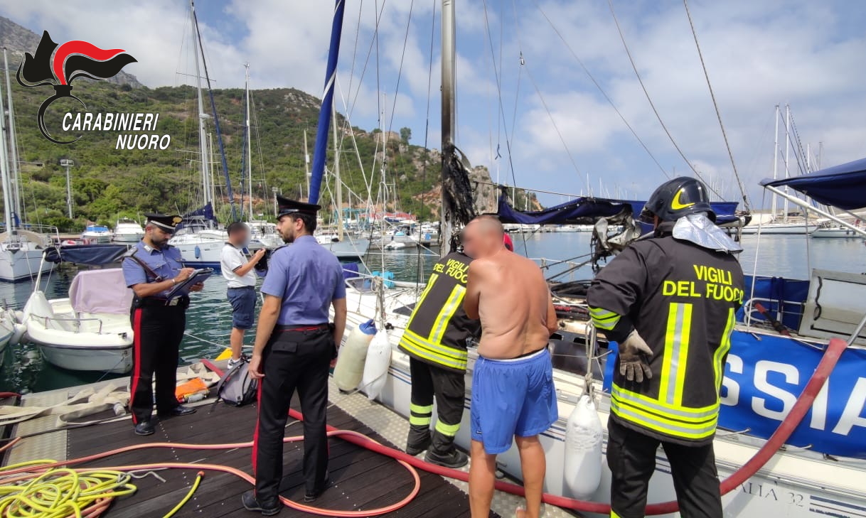 Santa Maria Navarrese: a fuoco la barca di un turista inglese