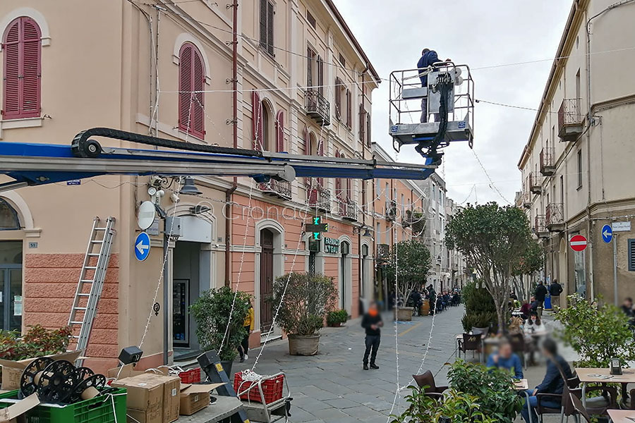 Corso Garibaldi. L’ira dei commercianti: “L’ installazione delle luminarie ostacola lo shopping”