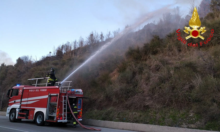 Vasto incendio nel pomeriggio sulla 389: decine di ettari in cenere