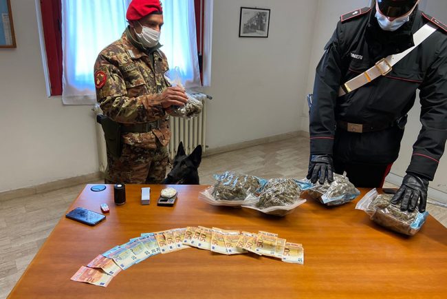 I militari con la droga e contanti sequestrati