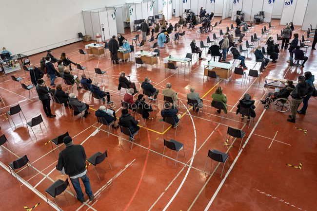 Nuoro. Campagna vaccini anti Covid alla palestra del Maccioni (foto S.Novellu)