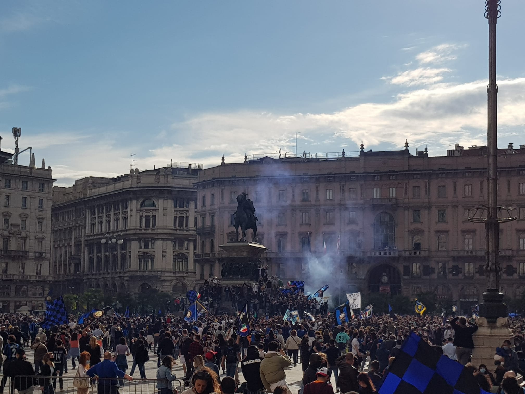 Scudetto Inter, assembramenti in piazza Duomo per la festa