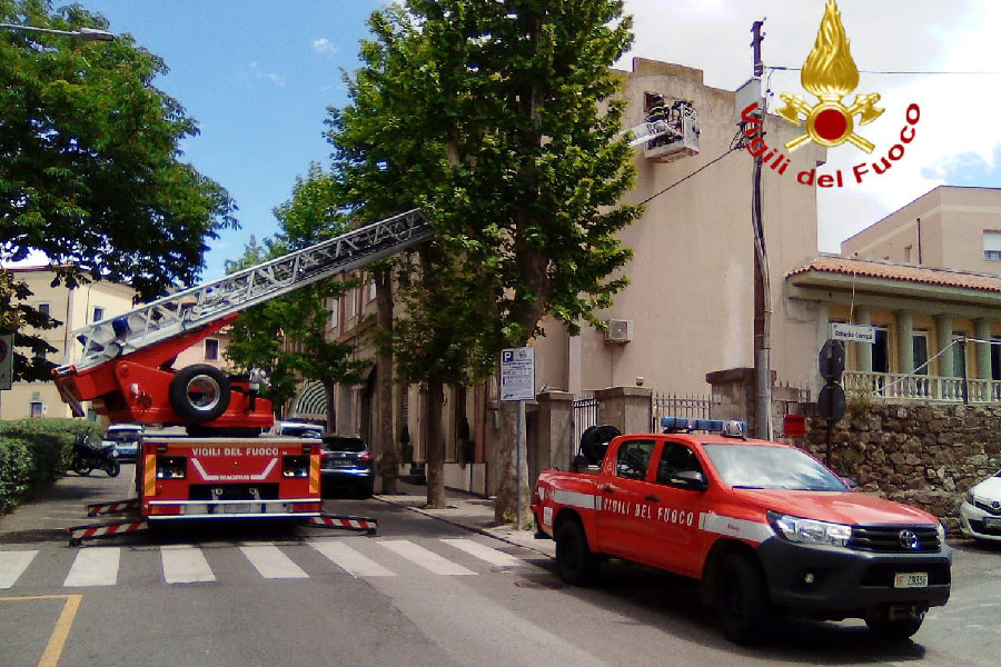 Nuoro. Colombi incastrati in un sottotetto: i VVF li liberano grazie al richiamo riprodotto con il cellulare