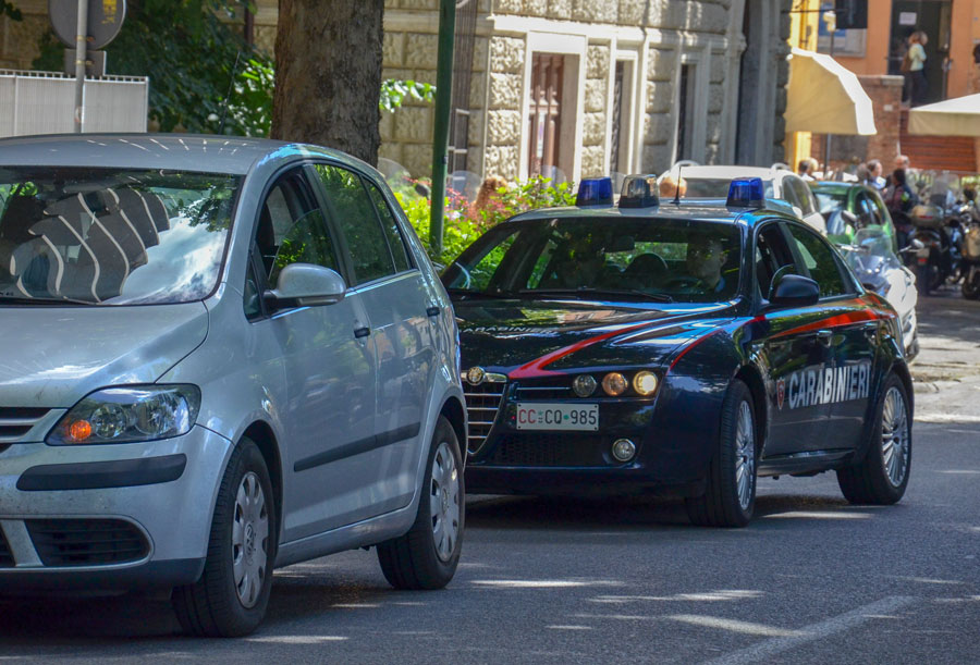 Alla guida ubriaco tampona due auto parcheggiate al supermercato