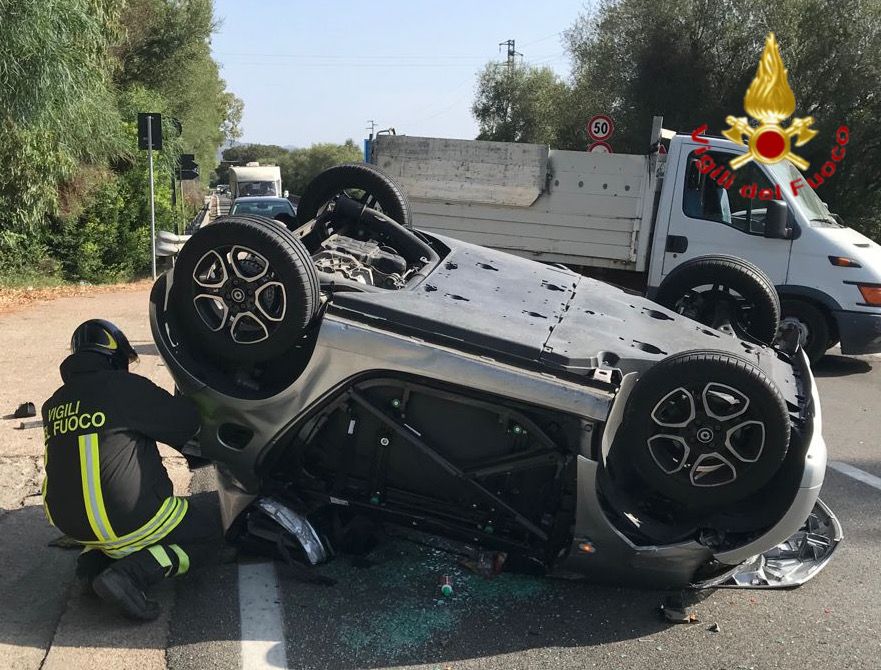 Perde il controllo della Smart e si schianta contro un autocarro: un ferito in ospedale