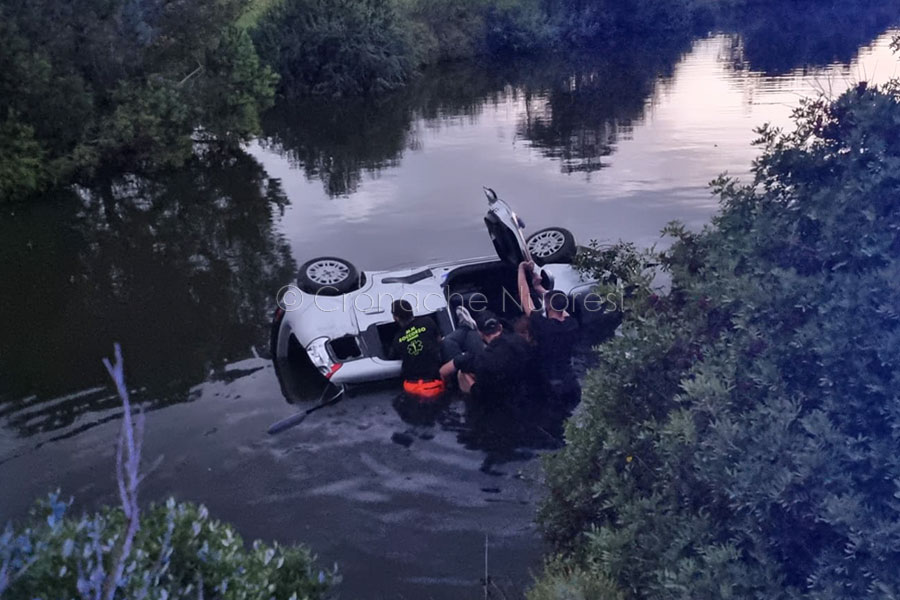 Orosei. Fiat Panda con cinque giovani a bordo finisce in un canale: un ferito in ospedale