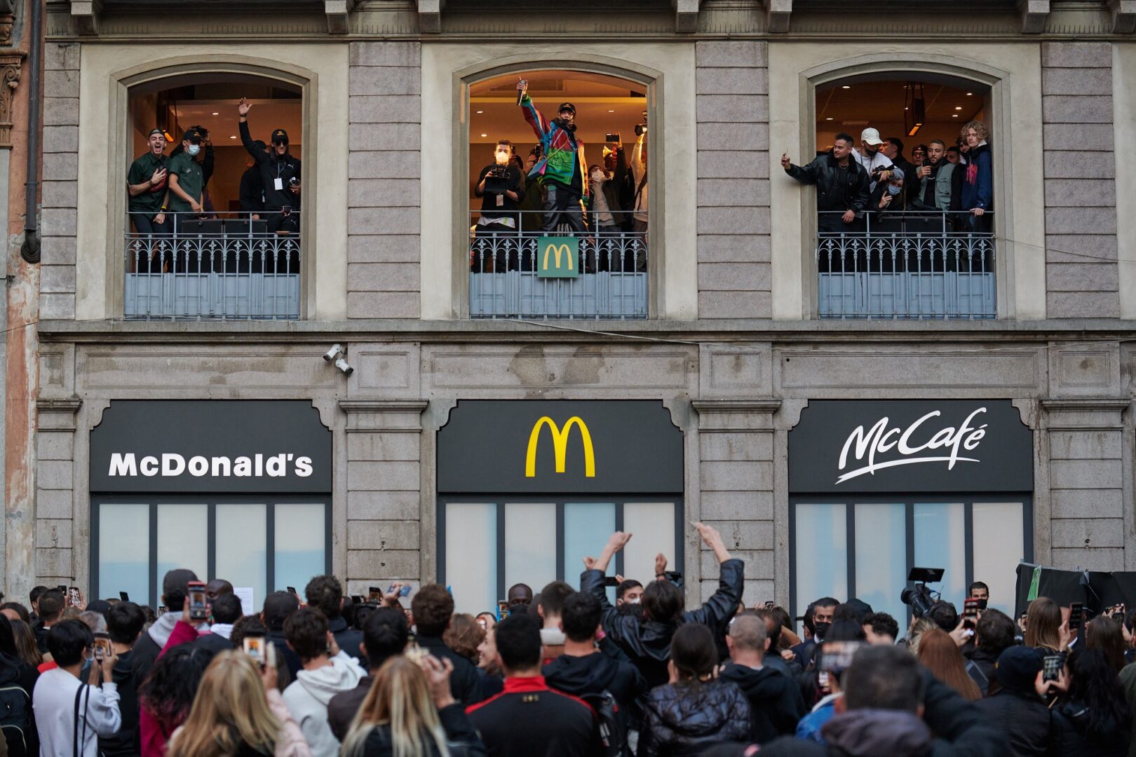 Milano, al ristorante McDonald’s di Piazza Duomo a sorpresa arriva Ghali