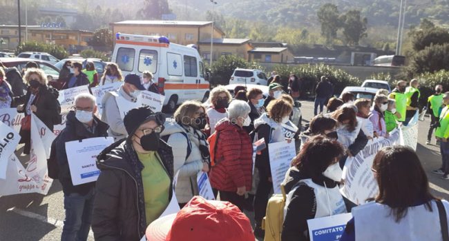 Manifestazione per la Sanità davanti al San Francesco (foto F. Nieddu)