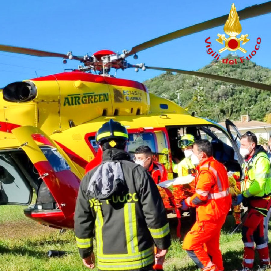 Rimane incastrato con le gambe tra i cingoli di un’escavatore per 24 ore