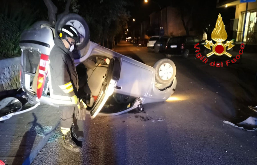 Scontro tra due auto in pieno centro abitato a Posada: due feriti