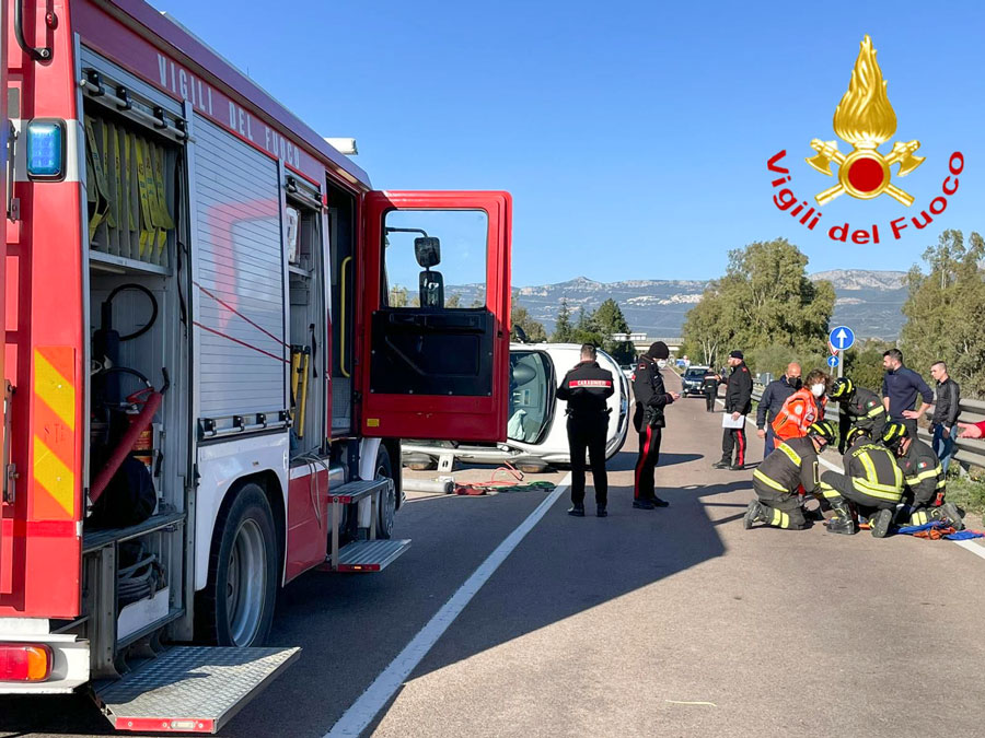 Schiva un’auto uscita di strada, perde il controllo del Qashqai e si ribalta