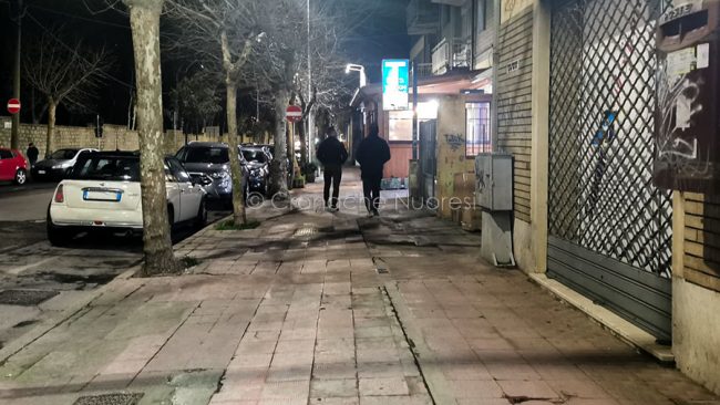 Il marciapiede disconnesso in viale Repubblica (foto Cronache Nuoresi)