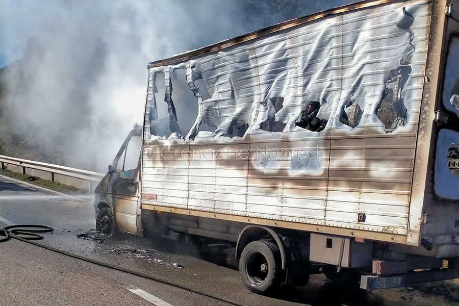 Paura sulla 131 DCN per un autocarro andato a fuoco: illeso il conducente