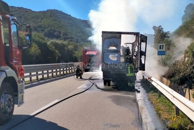 L'automezzo dopo l'incendio