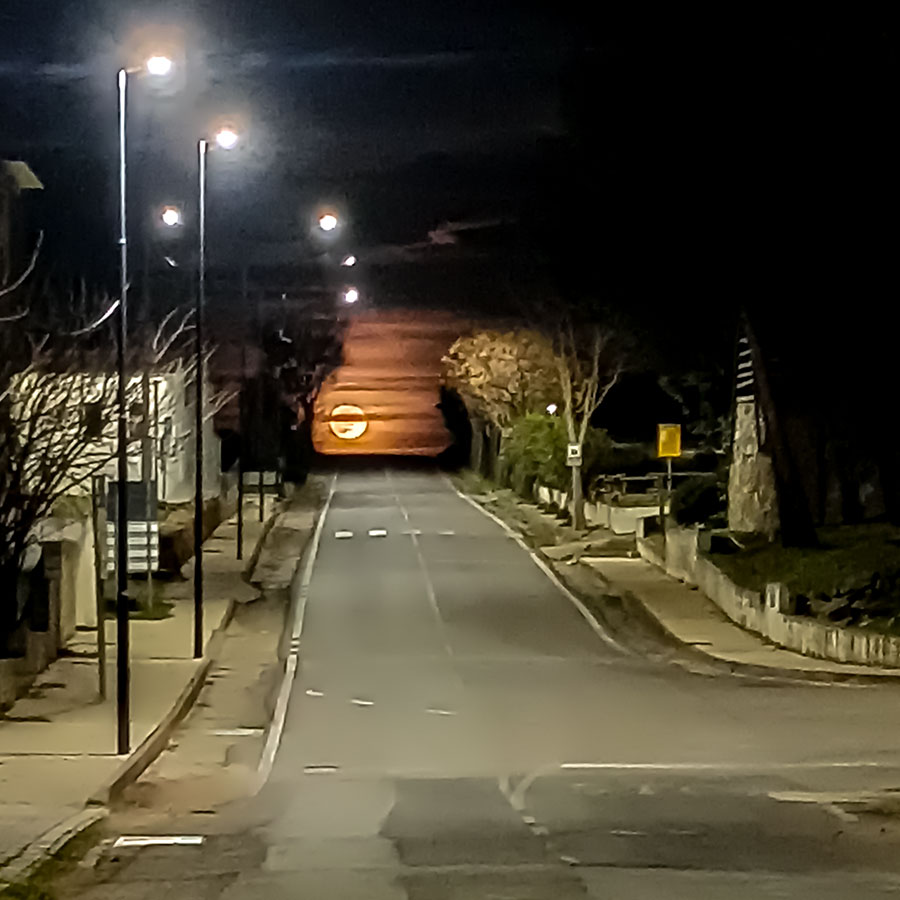 Una luna particolare risplende sui cieli di Loculi: la foto di una lettrice