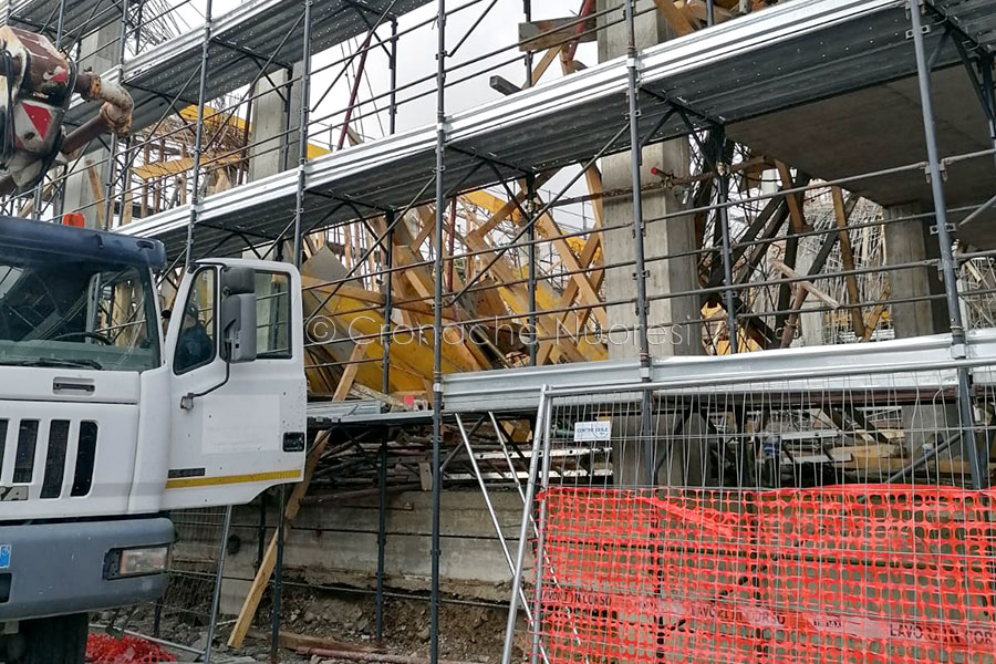 Tragedia sfiorata in un cantiere a Posada. Crolla un solaio: gravemente feriti due operai precipitati da 8 metri