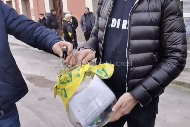 Le chiavi delle aziende agricole consegnate oggi al Prefetto di Nuoro (foto S.Meloni)