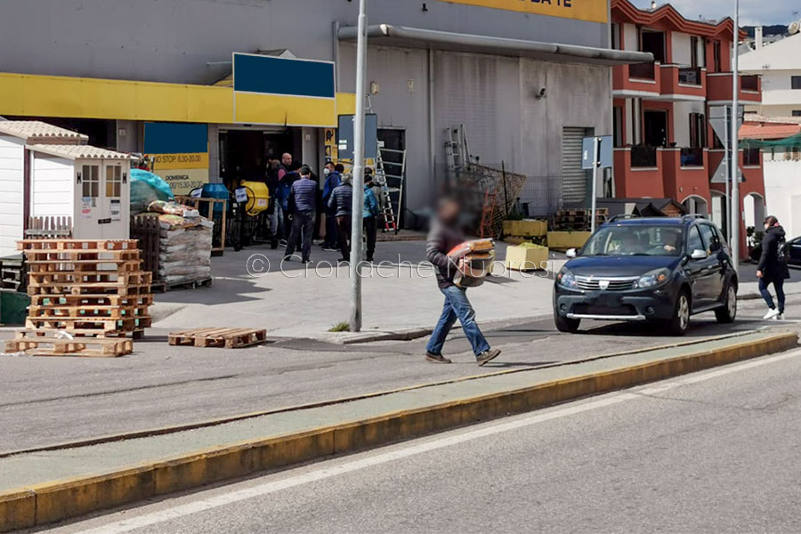 A Nuoro è assalto al pellet. Traffico in tilt e scorte arrivate e terminate: necessario l’intervento di Carabinieri e Municipale