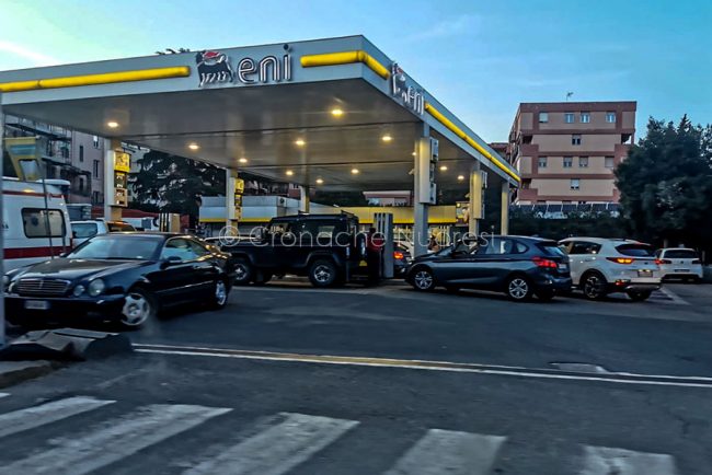 Nuoro, coda alle pompe di benzina (foto S.Novellu)