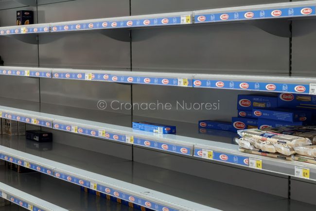 Scaffali vuoti di generi di prima necessità (foto S.Novellu)