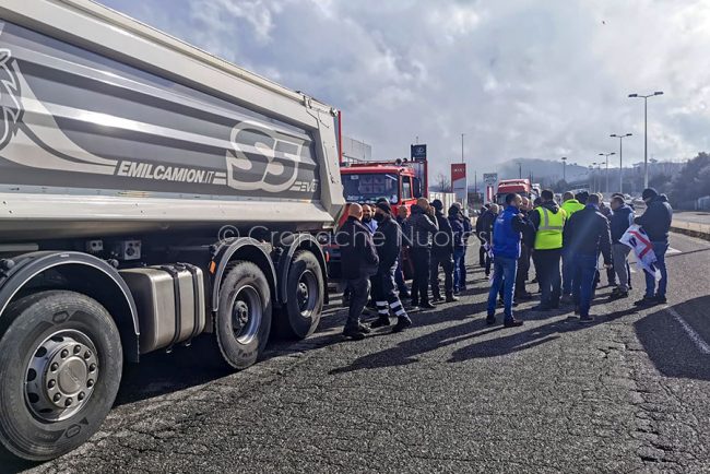 Sit-in degli autotrasportatori a Pratosardo (foto S.Meloni)