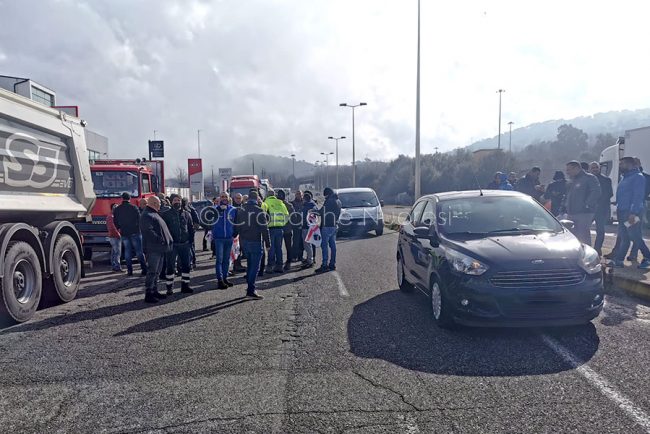 Sit-in degli autotrasportatori a Pratosardo (foto S.Meloni)